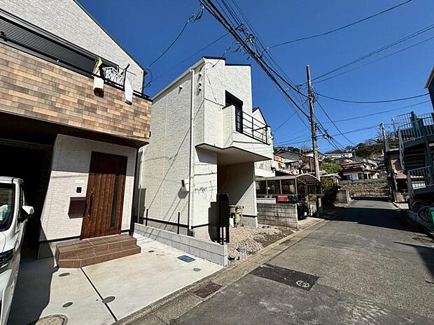 前面道路は約4mございますので、毎日のお車の出し入れもストレスなく行えます。(2026.2.23撮影)