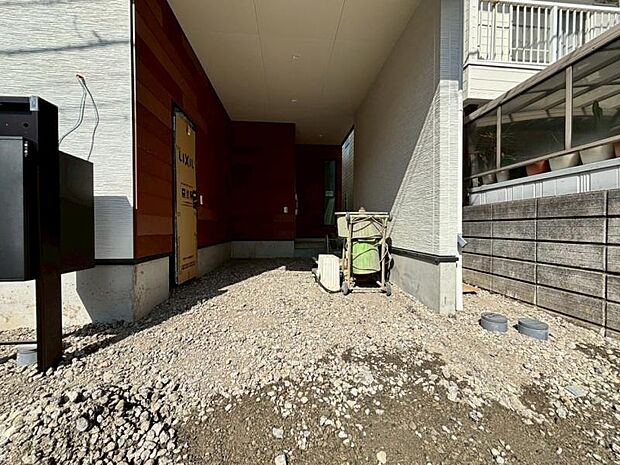 建物につながる駐車スペース。重いものの、荷物の出し入れも安心です。(2026.2.23撮影)