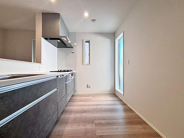 広々としたキッチンスペース。食洗機と浄水器が付き、収納力のあるキッチンは料理が捗ります。