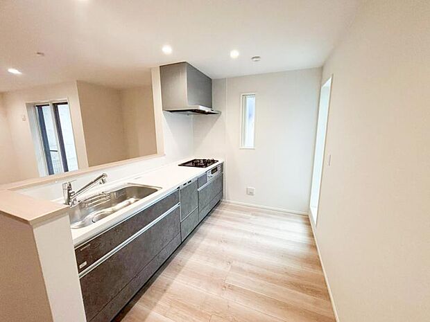 広々としたキッチンスペース。食洗機と浄水器が付き、収納力のあるキッチンは料理が捗ります。