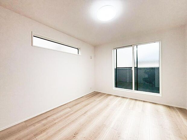 大きな窓からたっぷりと陽光が注がれる明るい空間。一日の疲れをいやしてくれる主寝室。時を忘れて過ごす場所として過ごせるお部屋です。