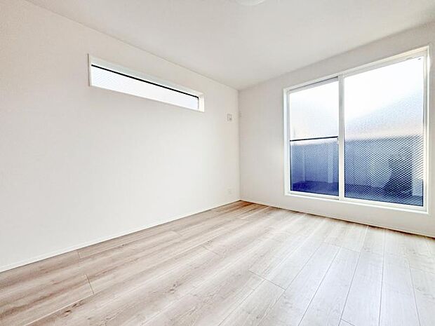 大きな窓からたっぷりと陽光が注がれる明るい空間。一日の疲れをいやしてくれる主寝室。時を忘れて過ごす場所として過ごせるお部屋です。