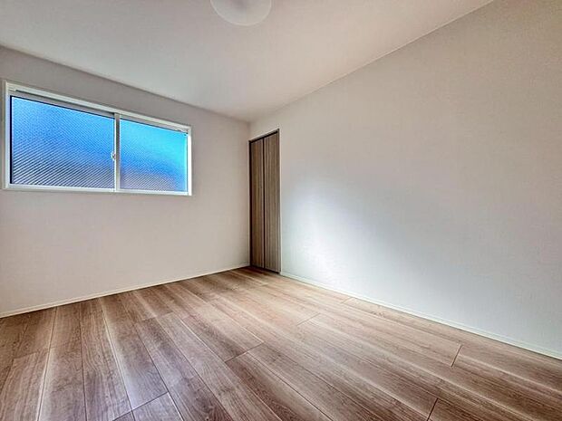 過ぎ行く時間をゆったりと感じることができる落ち着いたお部屋。リビングで楽しく過ごした後はプライベートな時間を満喫できます。