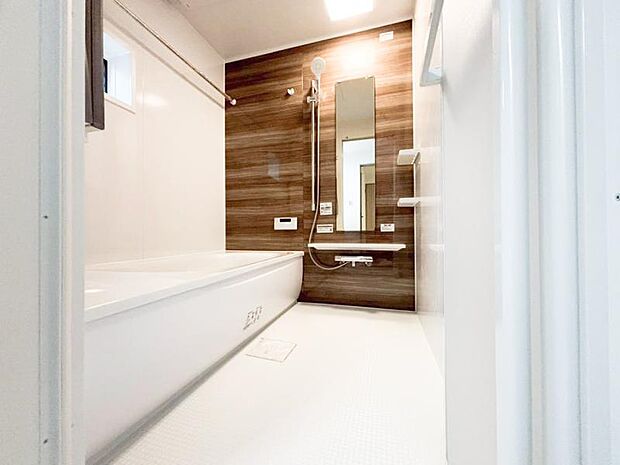 1日の疲れを癒してくれる広々とした浴室は癒しの空間。雨のお洗濯に威力を発揮する「浴室換気乾燥機」完備。