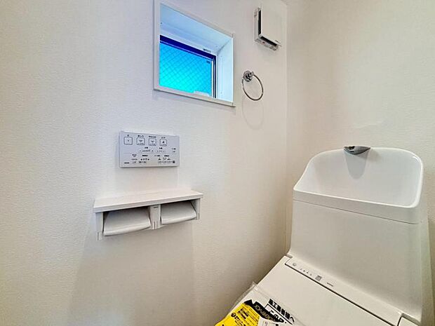 ウォシュレット付きのトイレ。落ち着いた空間で安らぎのひとときをお過ごしいただけます。