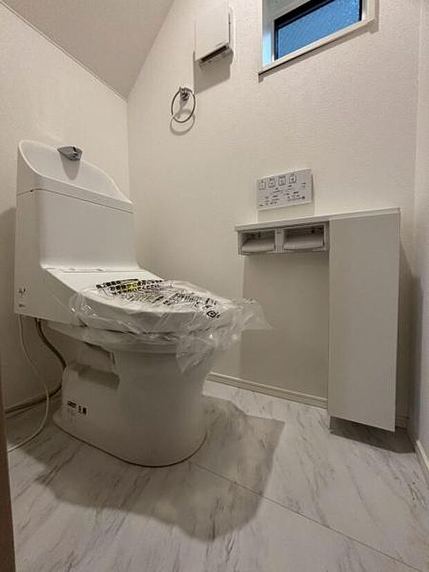 ウォシュレット付きのトイレ。落ち着いた空間で安らぎのひとときをお過ごしいただけます。