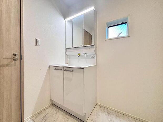 清潔感と機能性を備え、一日の始まりと終わりを心地よく演出してくれるパウダールームです。