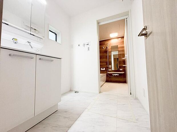 清潔感と機能性を備え、一日の始まりと終わりを心地よく演出してくれるパウダールームです。