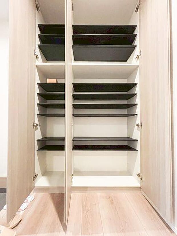 シューズボックスにはご家族みんなの靴をたっぷりの収納できます。