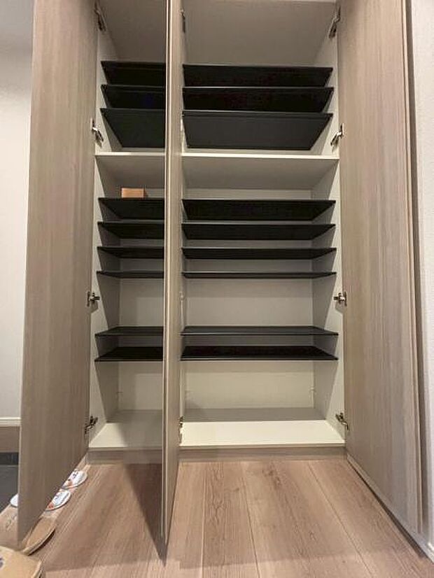 シューズボックスにはご家族みんなの靴をたっぷりの収納できます。