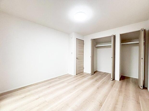 各居室にクローゼットがあり、洋服ダンスなどを置く必要がないのでお部屋を広く使えます。