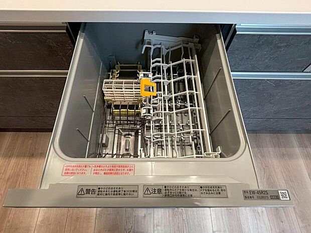 食器洗浄乾燥機を標準装備。作動中は他の家事を並行して進めることができ、家事の時短と負担軽減につながります。高温、高圧水流で洗浄するため、除菌・消臭効果が期待でき、衛生面での安心感が高まります。また、手