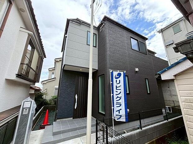 街に溶けこみ美しい景観を生み出すこの邸宅は、採光や風通しまで考え抜いて造りあげました。