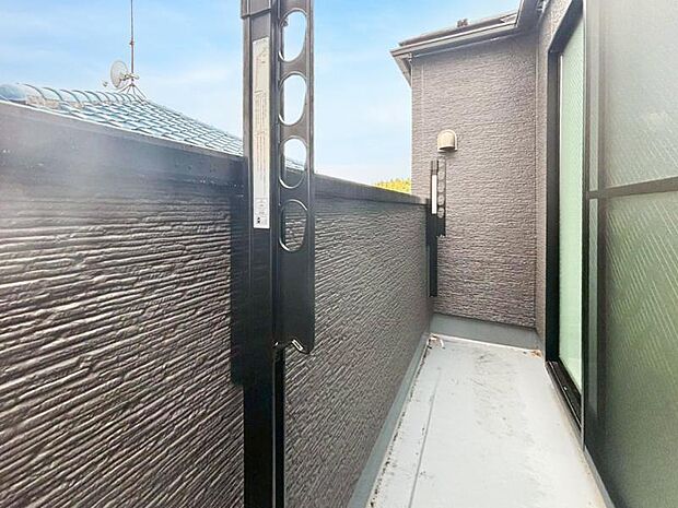 陽の光に照らされるバルコニーを、爽やかな涼風が吹き抜けていきます。