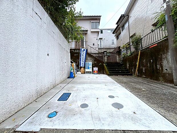前面道路は約4.5mございます。毎日のお車の出し入れもストレスなく行えます。