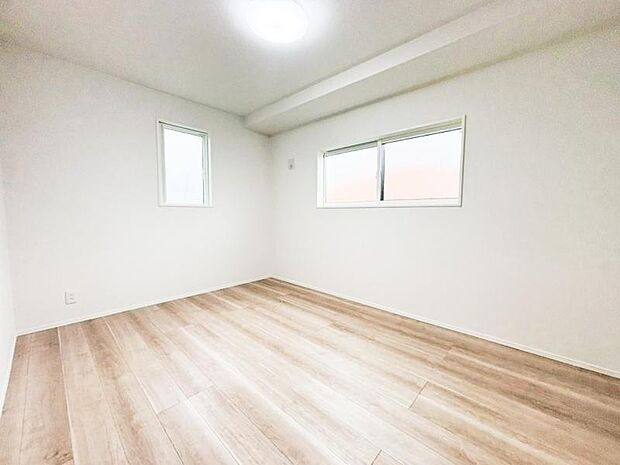 家族個々の安らぎの空間。誰もが好みで飾れるシンプルな室内に仕上げてあります。