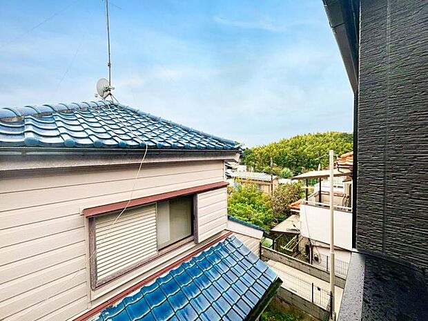 風の通り道。舞い込んでくる風が優しく躍り、室内に爽やかな空気を運んでくる。そこに季節の息吹を感じて、いまがどんな季節なのかを実感する。