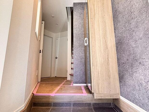 今後ご家族の「行ってきます」「ただいま」が行き交う空間になることでしょう。(2025.11.17撮影)