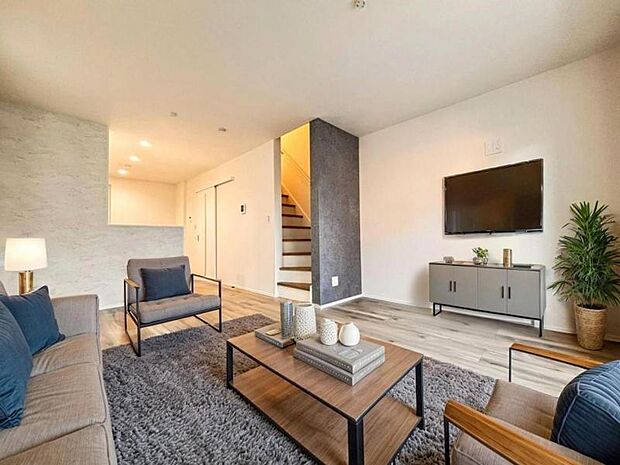 リビング（配置してある家具はCGによるイメージです）大きなソファを置いてゆったりとご生活頂けるリビング。家族が集まる場所だからこそゆったりとした空間を実現しています。