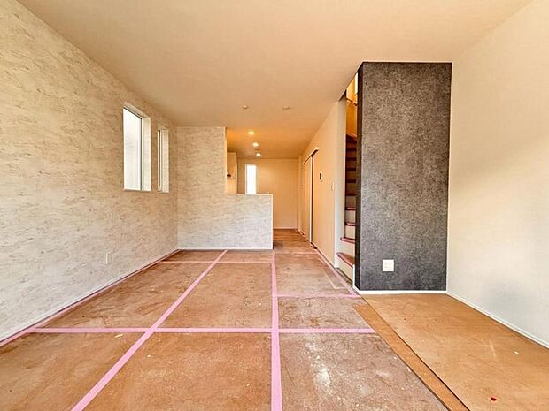 くつろげるリビングは話に夢中になりすぎて、ついつい時間を忘れてしまう。そんな束の間の幸せを感じさせてくれる場所です。(2025.11.17撮影)