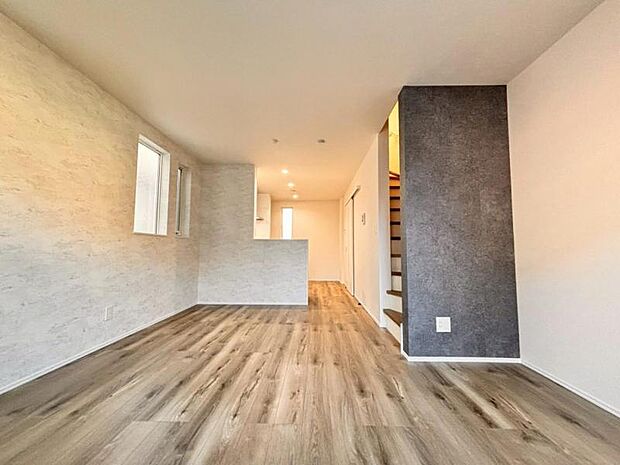 くつろげるリビングは話に夢中になりすぎて、ついつい時間を忘れてしまう。そんな束の間の幸せを感じさせてくれる場所です。