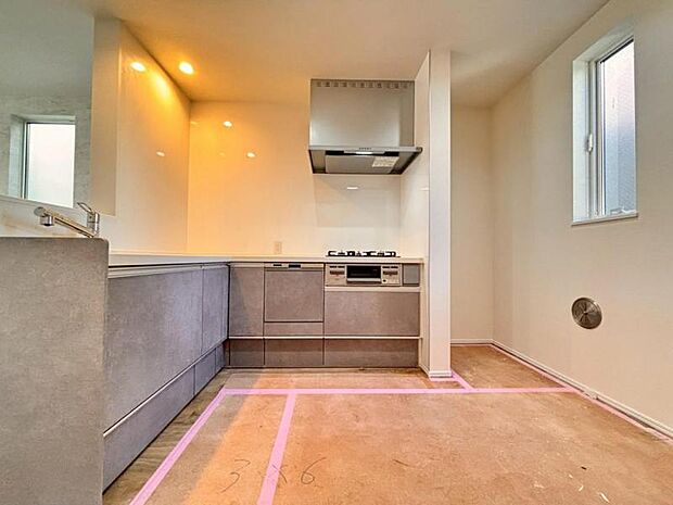 家事動線の良い人気のL字型キッチン。少ない移動で食事を作る作業が行うことができ、ご家族を見守りながら食事を作れます。(2025.11.17撮影)