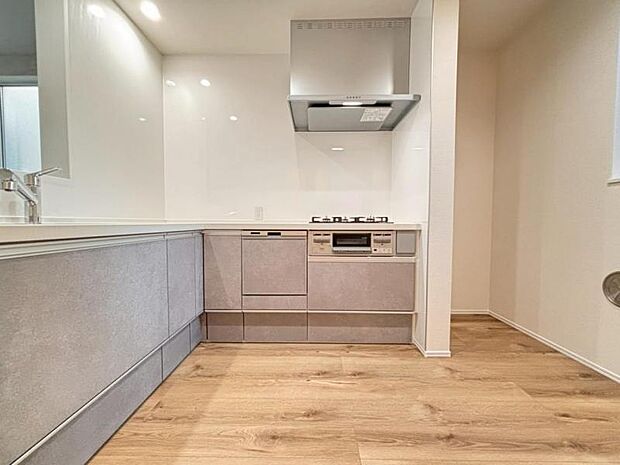 家事動線の良い人気のL字型キッチン。少ない移動で食事を作る作業が行うことができ、ご家族を見守りながら食事を作れます。