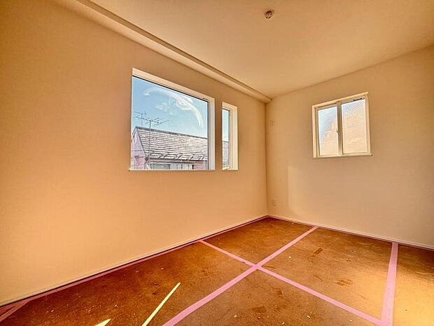 日々の疲れを癒してくれる主寝室。自由度が高いので家具のレイアウトでお好みの空間を創りだせます。(2025.11.17撮影)