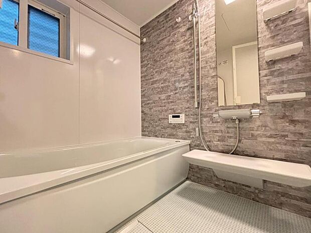 光に照らし出されたバスルーム。広い浴槽にゆっくりと身を沈め深く瞑想をすれば、また新たな活力が膨らんできます。