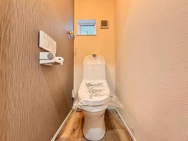 清潔感溢れるトイレ。落ち着いた空間で安らぎのひとときをお過ごしいただけます。(2025.11.17撮影)