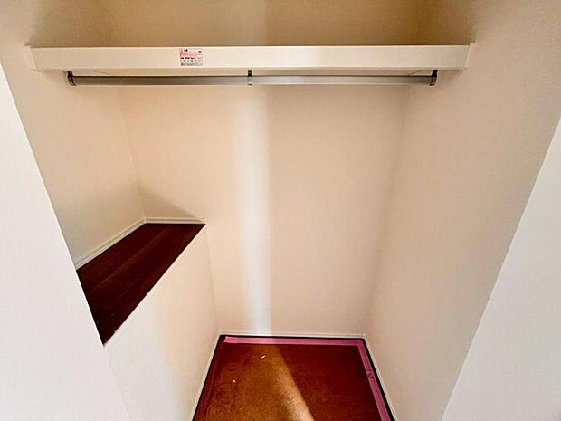 クローゼットには棚やハンガーパイプが付いており、スーツや上着などがスッキリ収納可能です。(2025.11.17撮影)