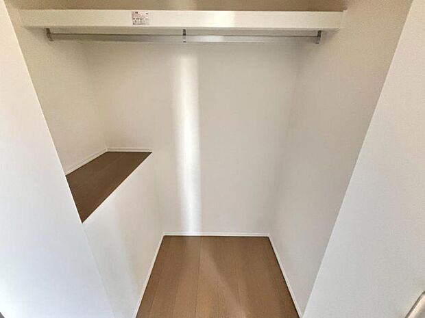 クローゼットには棚やハンガーパイプが付いており、スーツや上着などがスッキリ収納可能です。