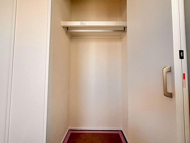 各居室にクローゼットがあり、洋服ダンスなどを置く必要がないのでお部屋を広く使えます。(2025.11.17撮影)