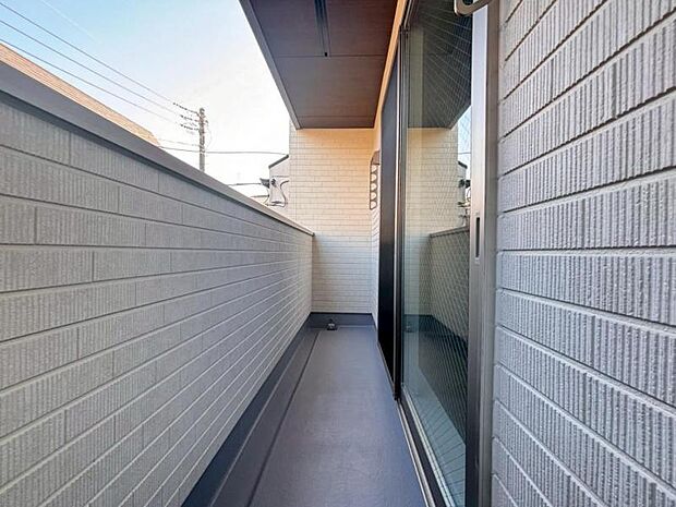 使い易いバルコニー。やわらかな陽射し・心地よい風。どこまでも広がる空の下、限りない開放感を味わえる空間です。