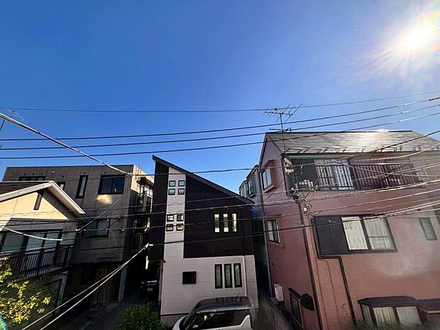 青いキャンパスに描かれた未来。この街に移り住み、この街で過ごす私たちの未来は、きっとこの雲のようにいろいろな形の幸せへと変わり、溢れるほど運んで来てくれることでしょう。(2025.11.17撮影)