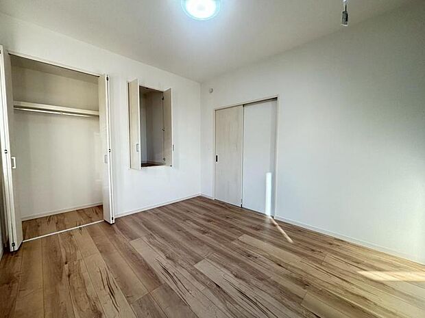 洋室7.0帖　日々の疲れを癒してくれる主寝室。自由度が高いので家具のレイアウトでお好みの空間を創りだせます。