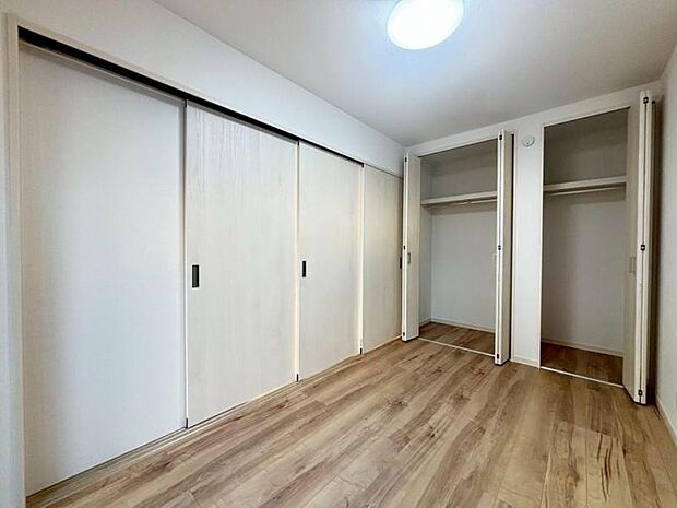 洋室5.0帖　リビング続き間の洋室はお子様を遊ばせるスペースとしても重宝します。