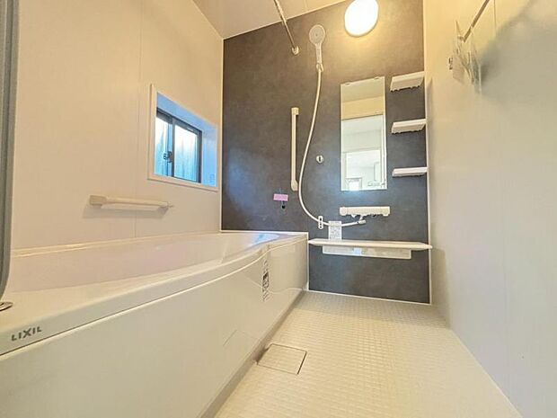 1日の疲れを癒し、快適に過ごして頂くためにゆったりサイズのバスタブを用意しました。浴室乾燥機付きで雨の日の洗濯も可能です。