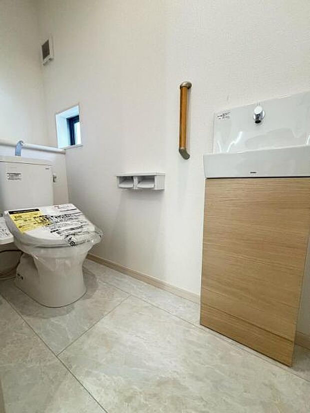 清潔感溢れるトイレ。落ち着いた空間で安らぎのひとときをお過ごしいただけます。