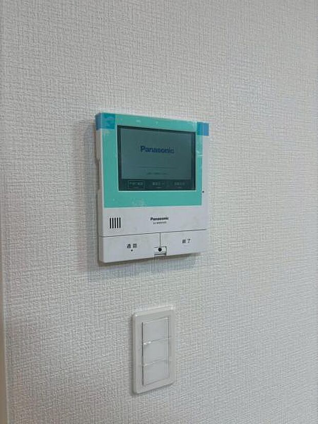 TVモニター付インターホン　来訪者を鮮明な画像で確認できるTVモニター付インターホン。夜間や天候の悪い日もしっかりとチェック。特に奥様やお子様だけでの在宅が多いご家族は必需品です。録画機能付きなら後か