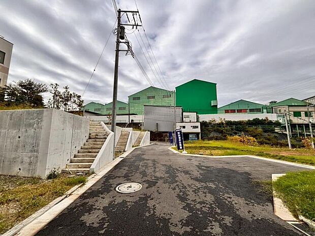 前面道路は約5.5ｍございますので、毎日のお車の出し入れもストレスなく行えます。（2025.10.27撮影）