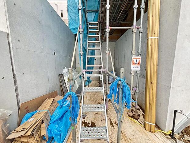 建物につながる駐車スペース。重いものの、荷物の出し入れも安心です。(2026年3月撮影)