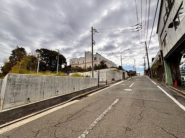 JR東海道本線「戸塚」駅までバス13分。「戸塚工場団地」停から徒歩1分の立地になります。(2025.10.27撮影)
