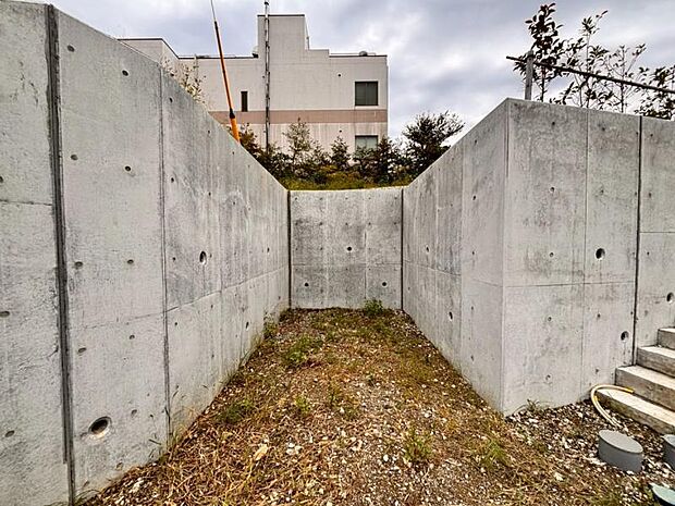 建物につながる駐車スペースなので、重い荷物の出し入れの負担を最小限に抑えられます。(2025.10.27撮影)