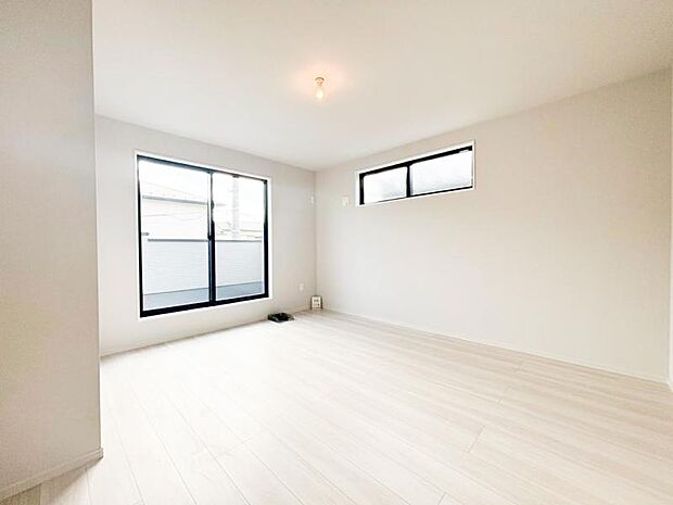 大きな窓からたっぷりと陽光が注がれる明るい空間。日々の疲れを癒してくれる主寝室。