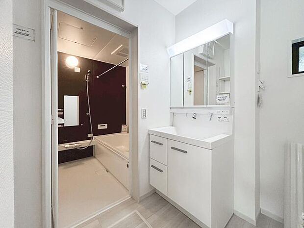 三面鏡の付いた洗面化粧台は、鏡面裏側にも機能的な収納を配置。普段使いの洗面小物やスキンケア用品などが衛生的に保管できます。