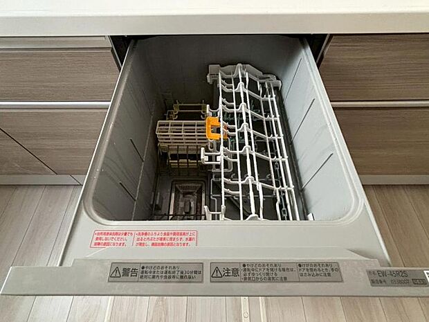 食器洗浄乾燥機を標準装備。作動中は他の家事を並行して進めることができ、家事の時短と負担軽減につながります。高温、高圧水流で洗浄するため、除菌・消臭効果が期待でき、衛生面での安心感が高まります。また、手