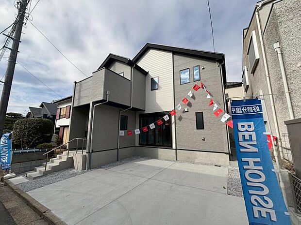 ご両親や友人・知人が訪ねてきても大丈夫。駐車スペース2台分（車種による）を確保してあります。