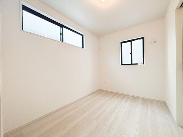 住まう方自身でカスタマイズして頂けるように「シンプル」にデザインされた室内。自由度が高いので家具やレイアウトでお好みの空間を創り上げられます。