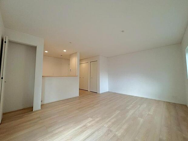 ゆったり17.5帖の広々リビング。明るさと風が入る窓配置が安らげる空間を演出します。